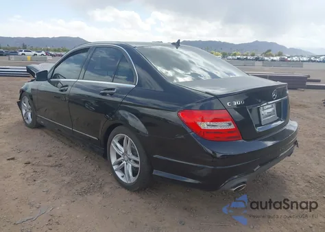 2012 Mercedes-Benz C 300 Luxury 4Matic/Sport 4Matic z USA, uszkodzony, nr VIN WDDGF8BB6CR227922